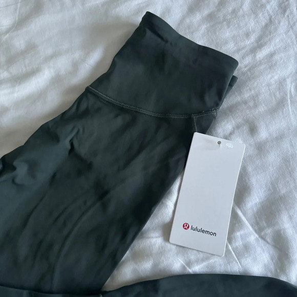 🆕 Lululemon Base Pace HR Reflective Tight 25” Smoked Spruce - Picture 3 of 11
